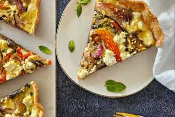 photo culinaire d'une tarte aux légumes grillés et ricotta avec des courgettes, des poivrons, des aubergines, des oignons rouges, de la menthe et du basilic