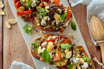photo culinaire de bruschetta aux légumes grillés et ricotta avec des amandes effilées et la menthe