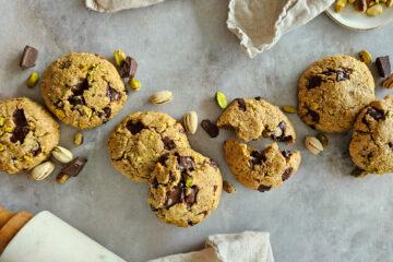 photo culinaire de cookies pistache et chocolat avec des grosses pépites de chocolat noir et des éclats de pistaches