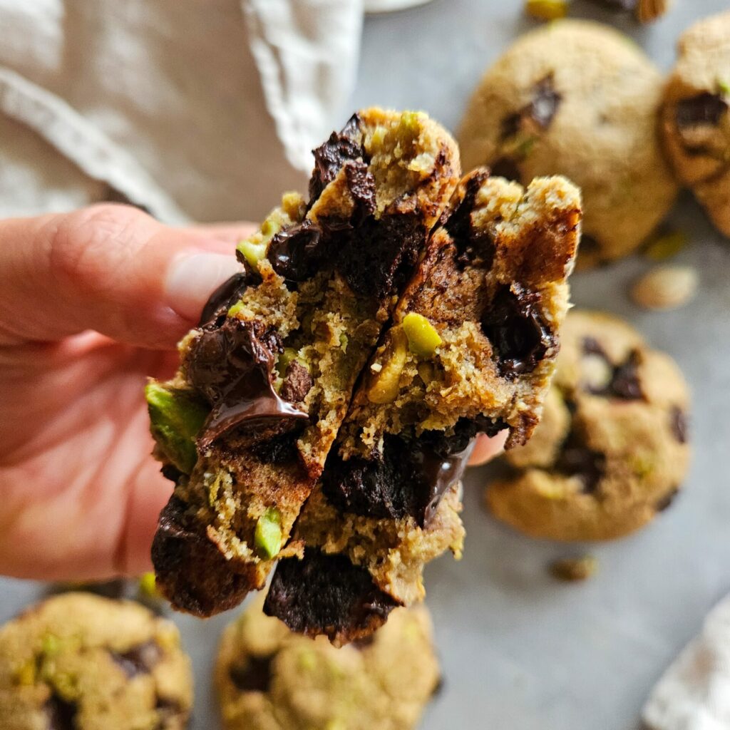 photo culinaire de l'intérieur des cookies pistache et chocolat avec du chocolat noir fondant