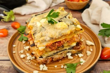 photo culinaire de lasagnes aux aubergines et feta avec de la viande hachée et de la tomate
