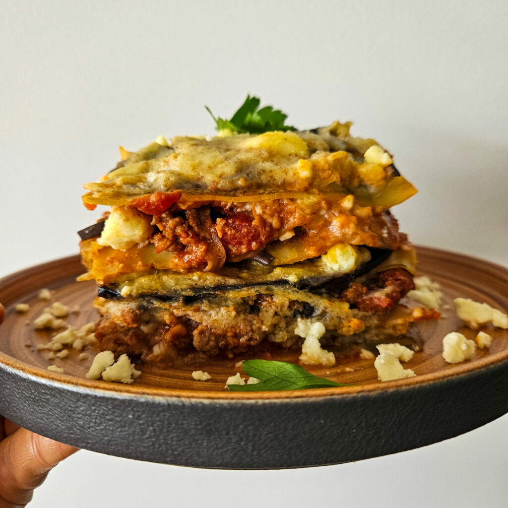 photo culinaire des couches de lasagnes aux aubergines et à la feta avec de la viande hachée et de la tomate