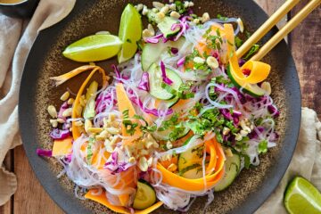 photo culinaire d'une salade de vermicelles de soja aux légumes croquants avec une sauce à la cacahuète