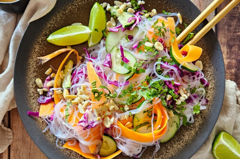 SALADE DE VERMICELLES CROQUANTE AUX CACAHUÈTES