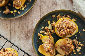 photo culinaire de poires farcies au crumble choco-amandes avec des miettes de crumble et des amandes effilées