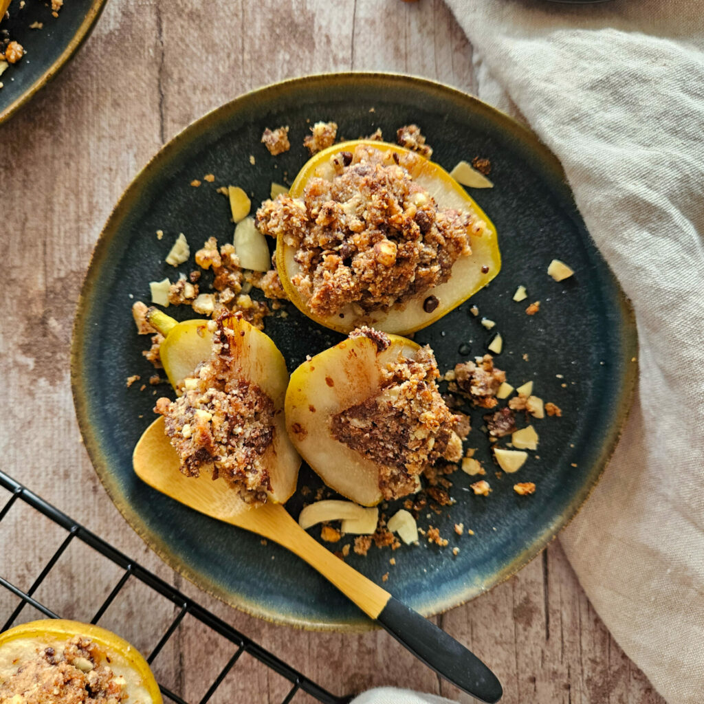 photo culinaire de poires farcies au crumble choco amandes