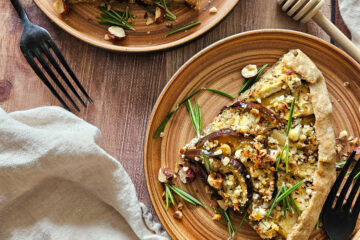 photo culinaire d'une tarte aux aubergines et ricotta avec des noisettes et de la ricotta