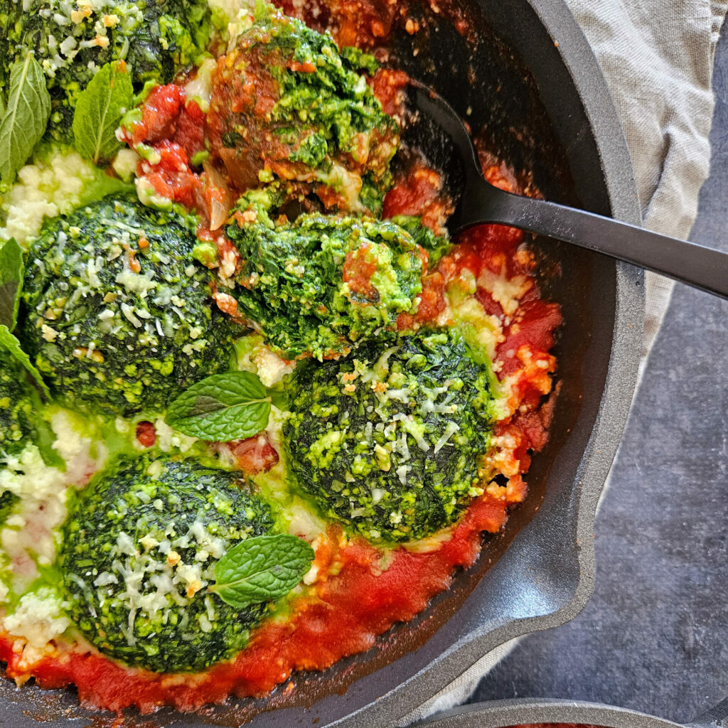 photo culinaire de près des boulettes d'épinards