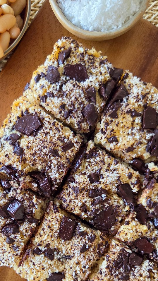 Vous ne devinerez jamais ce qui rend ce gâteau sans farine, sans gluten, sans lactose et peu sucré aussi irrésistible 🙈

Je vous donne la liste des ingrédients en-dessous et la recette complète est disponible sur mon site healthyliciouus dans la rubrique "tartes & gâteaux" (lien direct vers le site dans ma bio @healthyliciouus ).

Vous trouverez aussi sur mon site tous mes ebooks disponibles, avec des recettes inédites bien sûr ! 😋
Mon livre Healthy & Happy IG bas est disponible en ligne et en librairie 📙

Les ingrédients pour 9 parts :
• 250g de haricots blancs cuits
• 2 oeufs
• 60g de noix de coco râpée
• 30g de sirop d’érable
• 50g d’huile de coco
• 80g de chocolat 70% de cacao min
• 1 c à c rase de vanille en poudre (facultatif)
• 3g de poudre à lever
• 1 pincée de sel

#igbas #gourmand #sansgluten #sanslactose