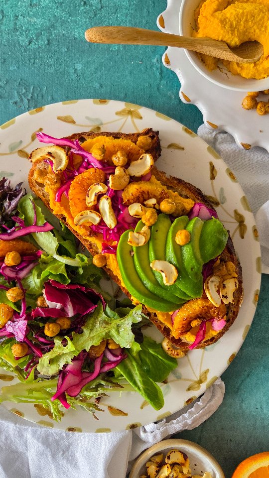 Vous vous souvenez de mon dip de carottes rôties à l'orange ? 🥕🍊 Voici une idée pour le déguster autrement que simplement à l'apéro ! C'était délicieux et avec une petite salade à côté, c'est idéal pour un repas équilibré et rassasiant 😋🧡 

Je vous donne la liste des ingrédients en bas de la publication et la recette complète est disponible sur mon site healthyliciouus dans la rubrique "burgers & sandwichs" (lien direct vers le site dans ma bio @healthyliciouus ). 

Vous trouverez aussi sur mon site tous mes ebooks disponibles, avec des recettes inédites bien sûr ! 😋
Mon livre Healthy & Happy IG bas est disponible en ligne et en librairie 📙 

Les ingrédients pour 6 personnes :
Pour le dip de carottes : voir recette publiée la semaine dernière, la liste y est 😉
Pour le chou rouge mariné :
• 200g de chou rouge
• 1/2 orange
• 1/2 citron
• 1 c à s de vinaigre de cidre
• 1 c à s d’huile d’olive
• 1 c à c de sirop d’érable
• sel
Pour les pois chiches croustillants :
• 200g de pois chiches cuits
• 1 c à c d’huile d’olive
• 1 c à c de cumin moulu
• sel
Pour le reste de la garniture :
• 6 belles tranches de pain au levain
• 2 avocats
• 2 oranges
• 60g de noix de cajou crues non salées
• 1 belle c à s d’huile d’olive

#igbas #tartine #veggie #healthyfood #mieuxmanger