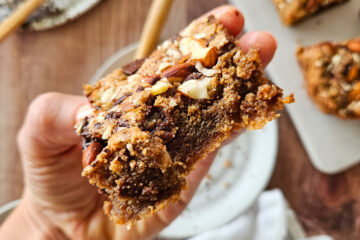 photo culinaire de l'intérieur d'un blondie amande et chocolat noir