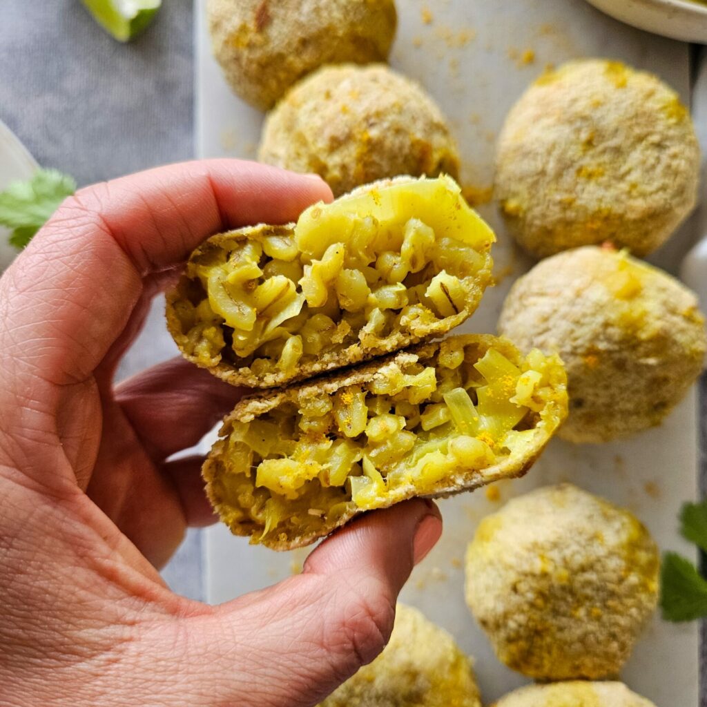 photo culinaire de l'intérieur des arancinis d'orge aux poireaux et curry avec du lait de coco