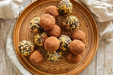 photo culinaire de truffes sans lactose à la cacahuète avec des éclats de cacahuètes et du cacao en poudre