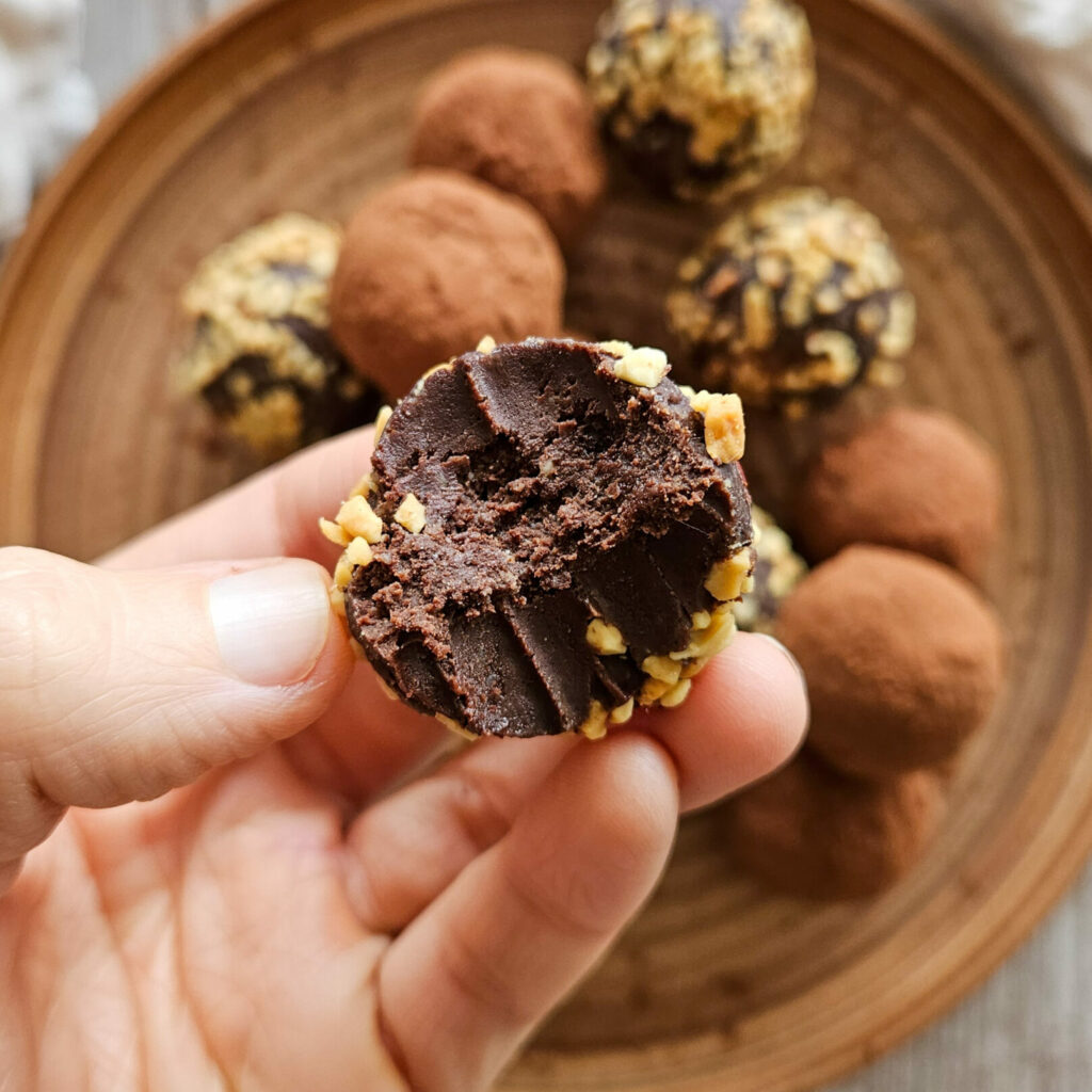photo culinaire de l'intérieur des truffes sans lactose à la cacahuète