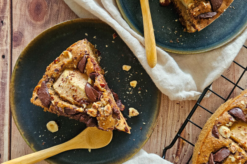 GÂTEAU MOELLEUX AUX POIRES, CHOCOLAT ET NOISETTES
