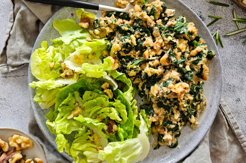 ŒUFS BROUILLÉS AUX ÉPINARDS, BLEU ET NOIX