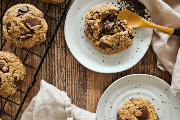 photo culinaire de cookies vegan, sans gluten et à IG bas aux pépites de chocolat noir