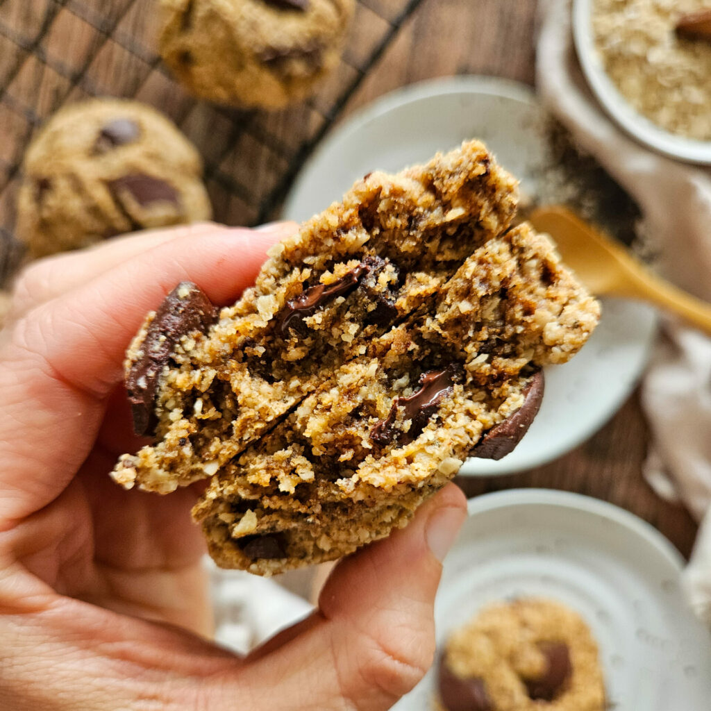 photo culinaire de près d'un cookie vegan sans gluten et à IG bas aux pépites de chocolat noir