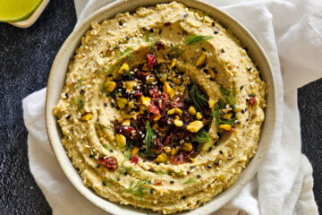 photo culinaire d'un houmous aux pistaches, cranberries et aneth, idéal pour un houmous de fête
