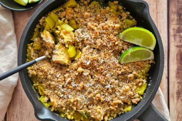 photo culinaire d'un crumble de poireaux et saumon au lait de coco et curry avec un crumble à base de noix