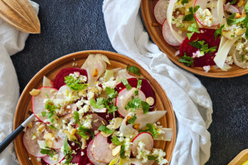 photo culinaire d'un carpaccio de légumes crus et ricotta aux agrumes avec des amandes effilées et de la coriandre