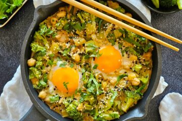 photo culinaire d'une chakchouka d'hiver à l'asiatique avec des poireaux, des brocolis, des pois chiches, du lait de coco, de la citronnelle, du gingembre et de la coriandre