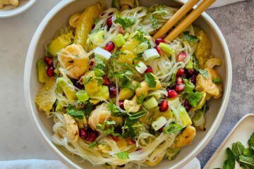 photo culinaire d'une salade de vermicelles fruitée aux crevettes, miso et orange