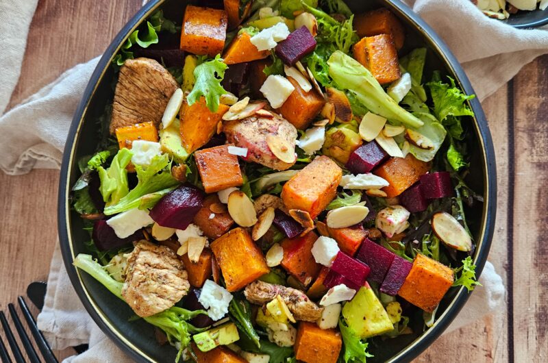 SALADE DE COURGE RÔTIE, FETA ET POULET