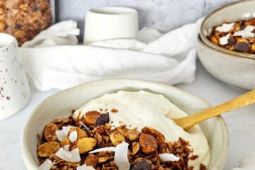 photo culinaire d'un granola choco coco à la fleur de sel servi avec du yaourt à la grecque