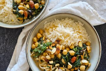 photo culinaire d'un mijoté de pois chiches et épinards aux épinards avec des amandes et de raisins secs et servi avec du riz basmati