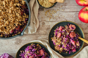 photo culinaire d'un crumble de chou rouge au sarrasin, saucisse et pomme