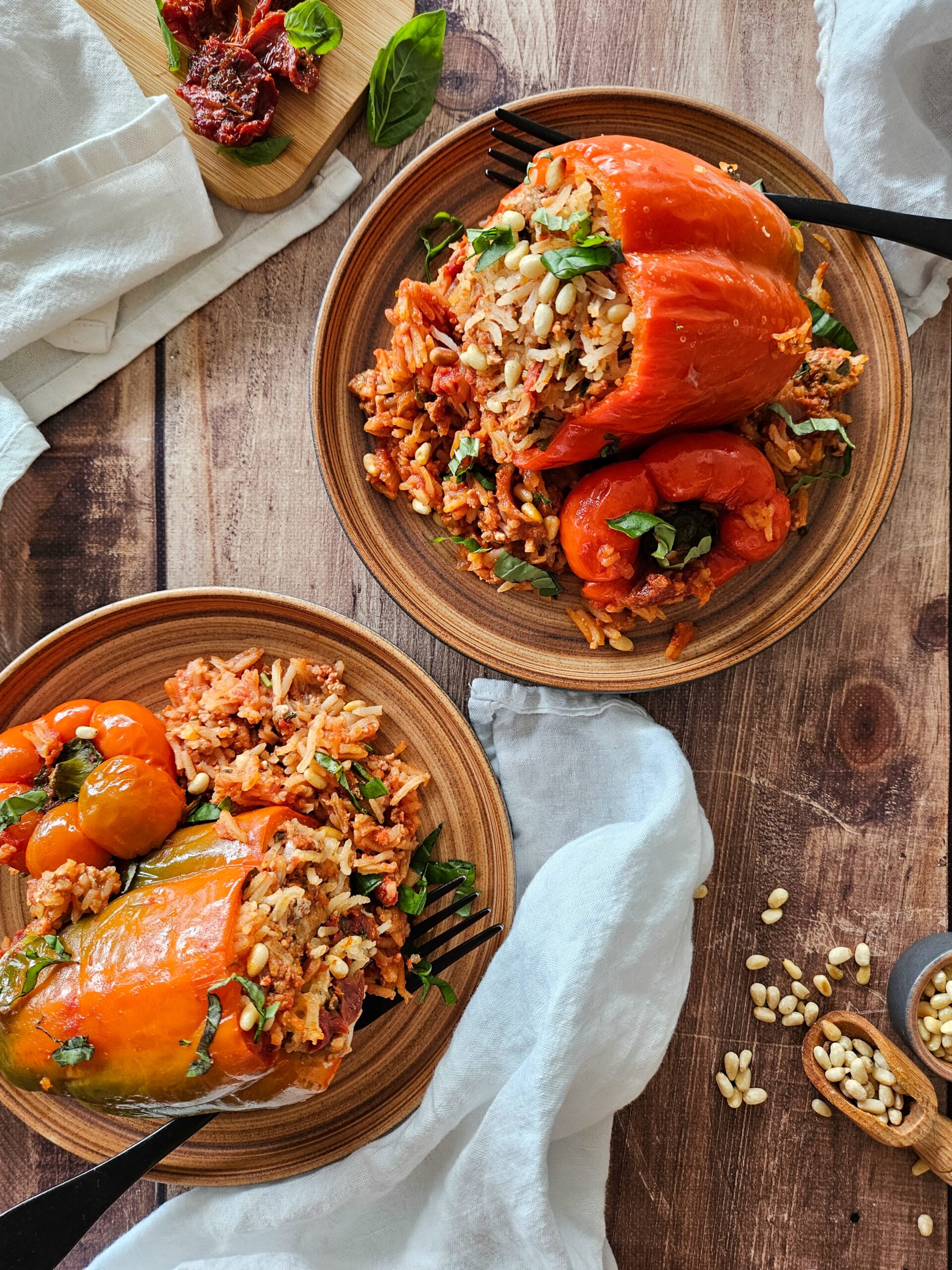 photo culinaire de poivrons farcis à la viande, aux tomates séchées et à la mozzarella