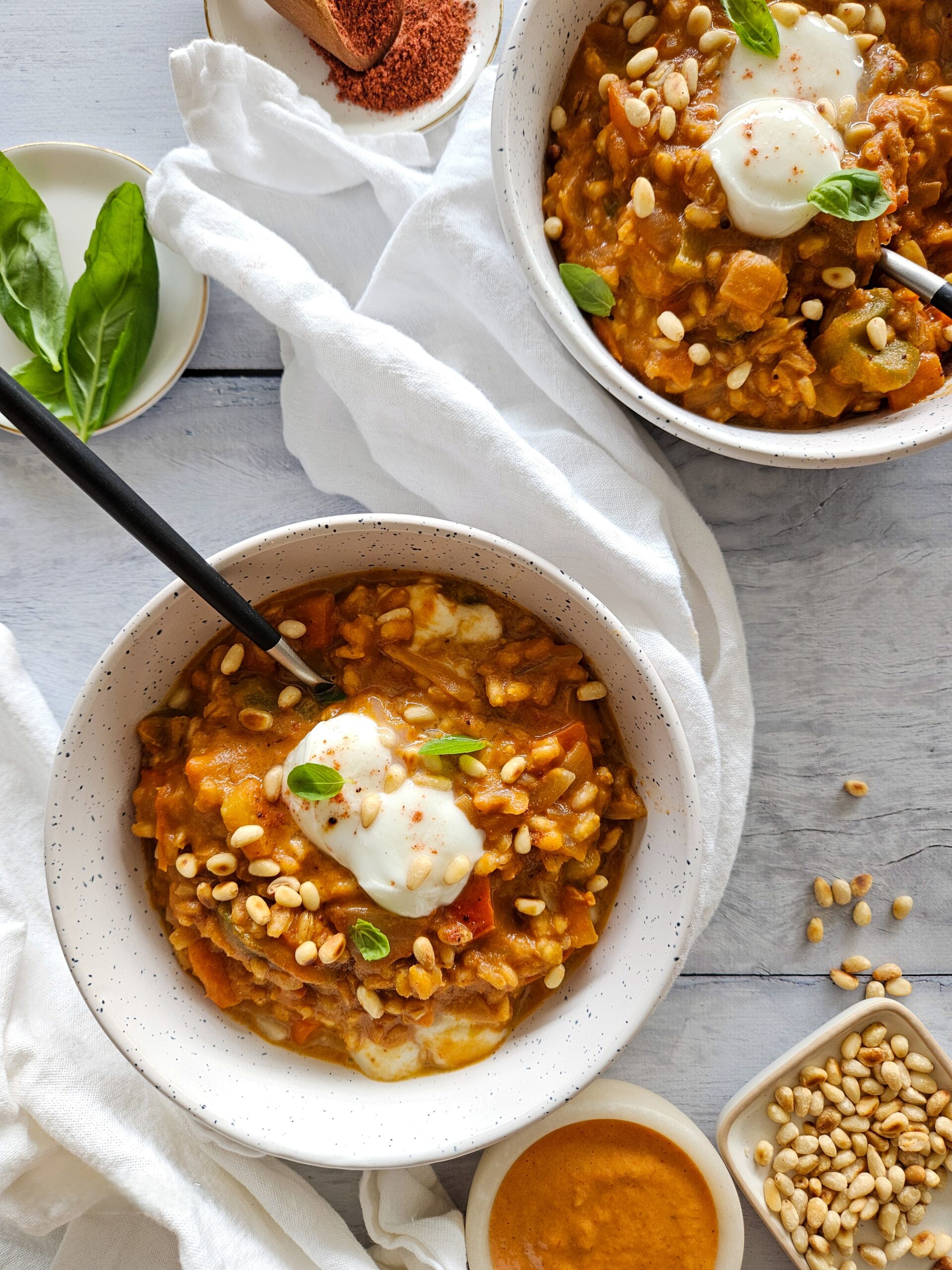 photo culinaire de risotto d'orge mondé à la crème de poivrons