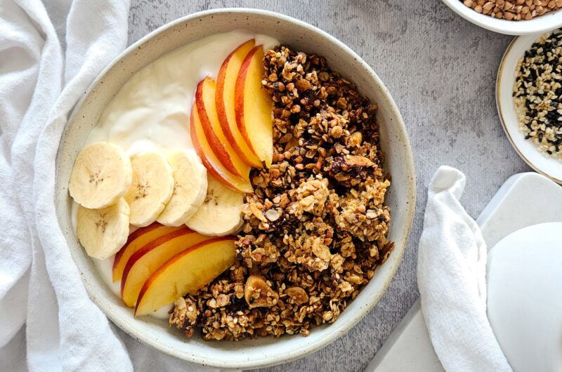GRANOLA SARRASIN, CHOCOLAT ET SÉSAME