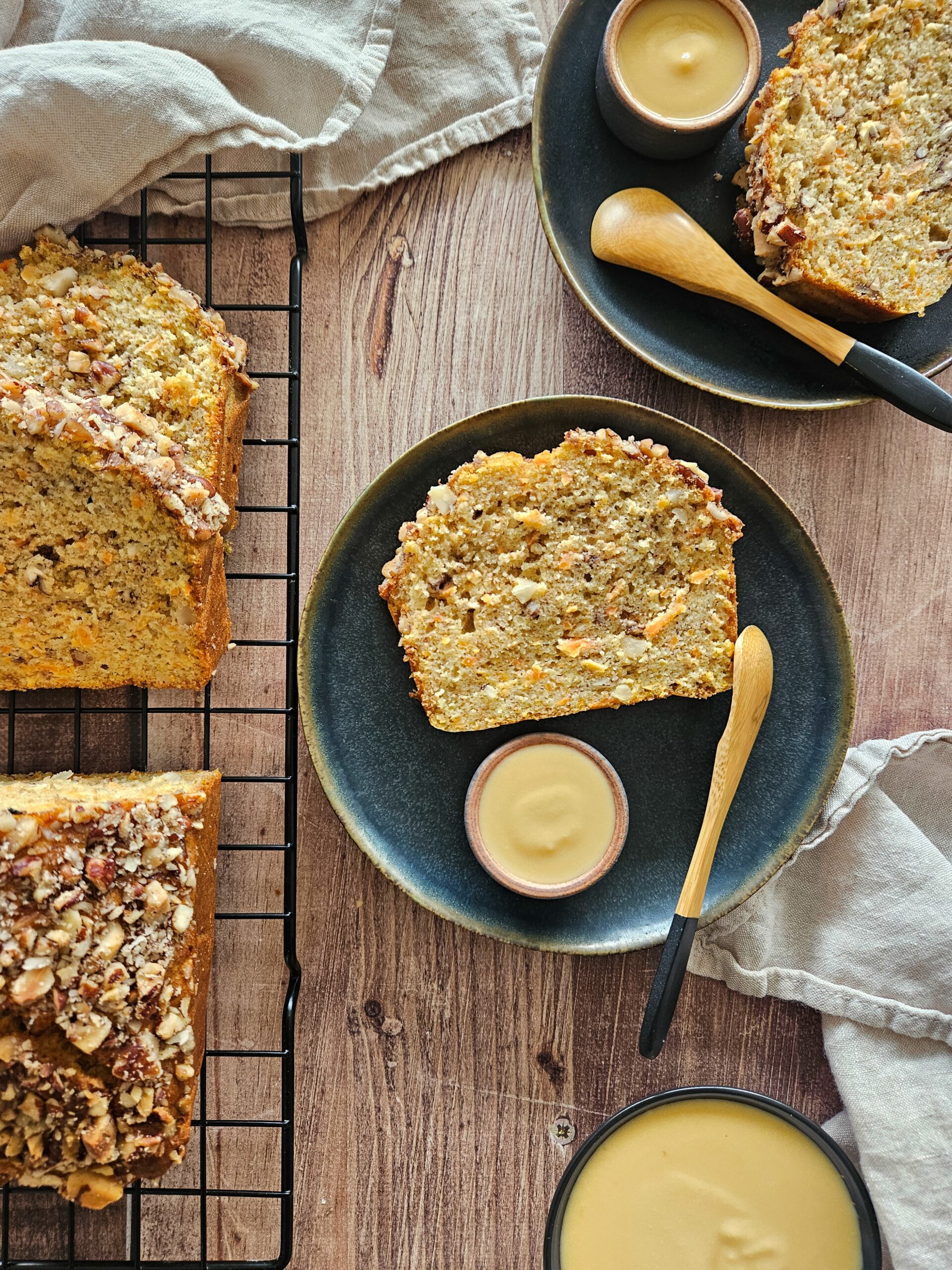 photo culinaire de carrot cake et crème anglaise au miso