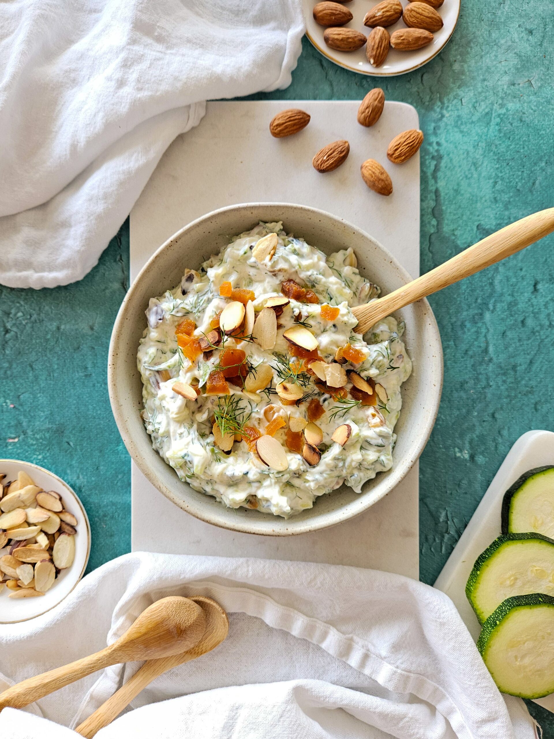 photo culinaire d'un dip de courgettes aux amandes, abricots secs et aneth