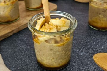 photo culinaire d'orge à la banane façon riz au lait à la vanille servi avec du caramel