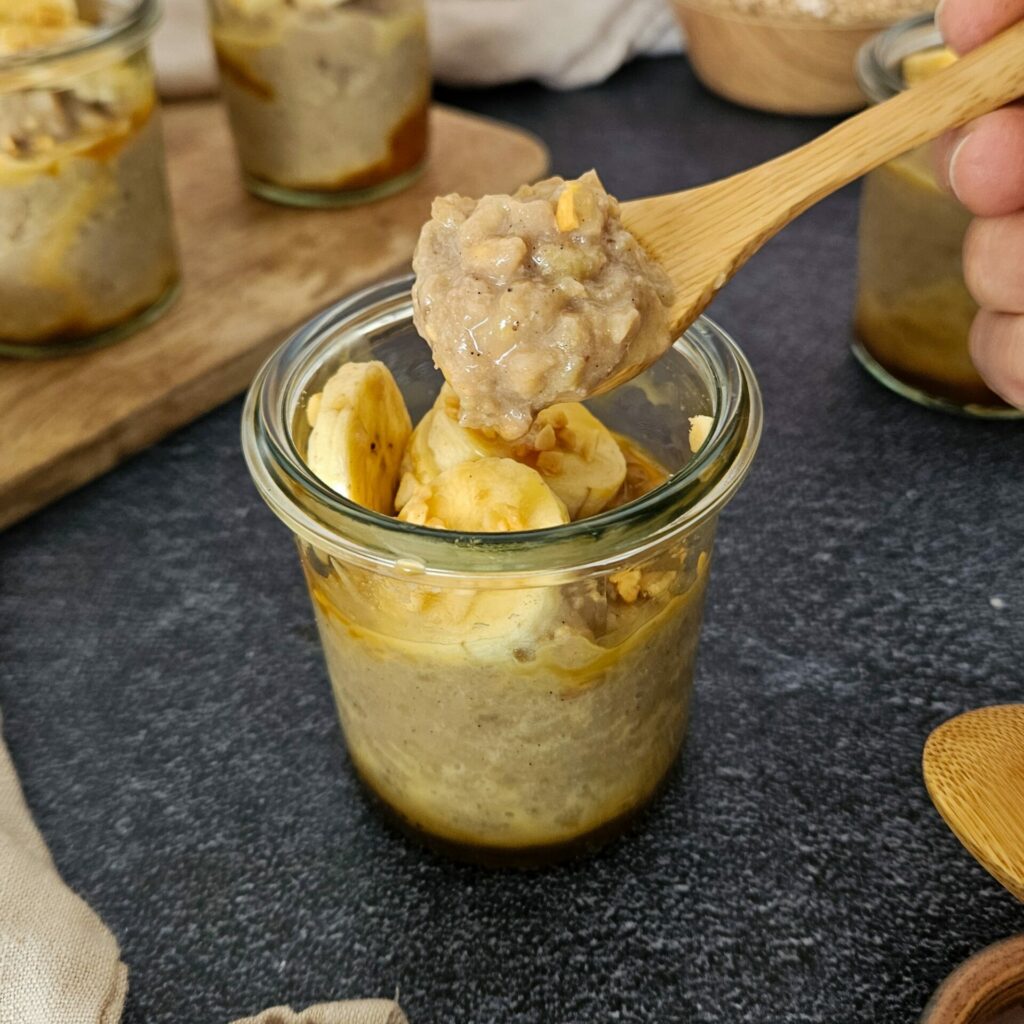 photo culinaire d'une verrine d'orge au lait à la banane et vanille sans lactose