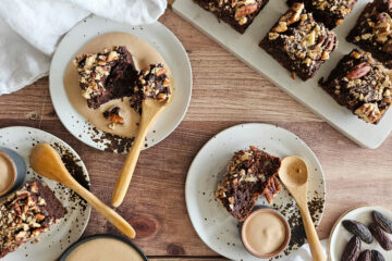 photo culinaire d'un brownie et crème anglaise à la fève tonka
