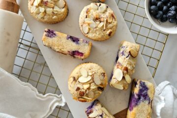 photo culinaire de financiers aux myrtilles avec des amandes effilées par-dessus