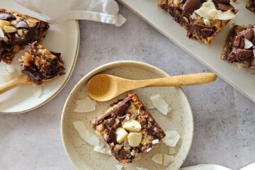 photo culinaire d'un gâteau fondant coco choco et noix de macadamia avec des copeaux de noix de coco