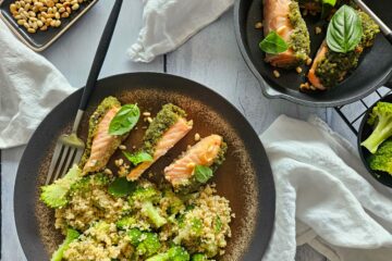 photo culinaire de saumon en croûte de pesto servi ave du quinoa, des brocolis, des pignons de pin et du basilic