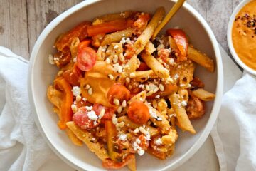 photo culinaire de pâtes aux poivrons et sauce tomate ricotta avec des pignons de pin