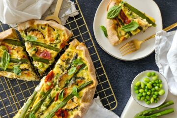 photo culinaire d'une quiche printanière au chorizo et chèvre avec des asperges, des fèves et des petits pois