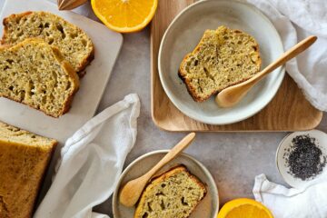 photo culinaire d'un gâteau à l'orange et au yaourt avec des graines de pavot et du jus d'orange