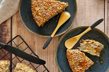 photo culinaire d'un gâteau au sarrasin, pomme et yaourt servi avec du caramel pour une touche gourmande