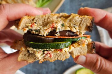 photo culinaire d'un croque ricotta et légumes grillés avec des tomates séchées, du basilic et des pignons de pin et du chorizo