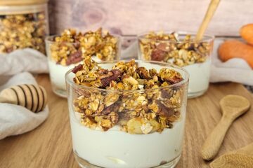 photo culinaire d'un granola façon carrot cake sans huile servi avec du yaourt