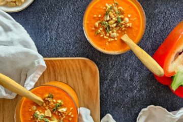 photo culinaire d'un velouté de tomates et poivrons grillés à la cacahuète avec de la purée de cacahuètes