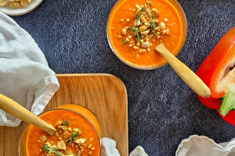 VELOUTÉ DE TOMATES ET POIVRONS RÔTIS À LA CACAHUÈTE